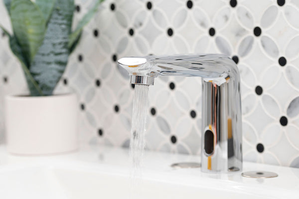 Touchless infrared sensor bathroom faucet 811, chrome, installed in a bathroom (image: MSI)