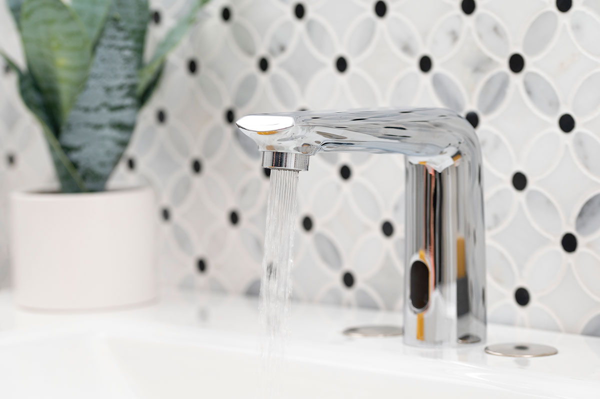Touchless infrared sensor bathroom faucet 811, chrome, installed in a bathroom (image: MSI)
